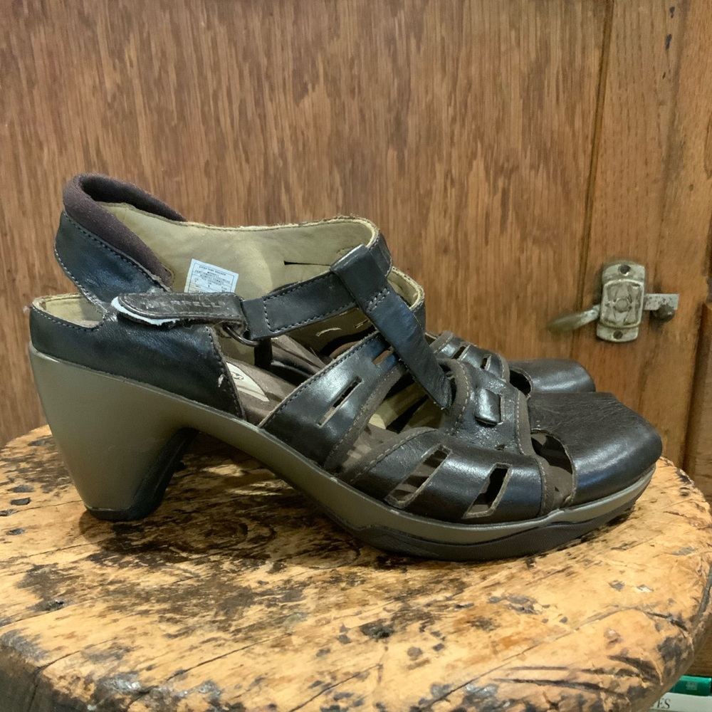 Merrell Women’s Brown Leather Heeled Sandals Size 7 NWOT